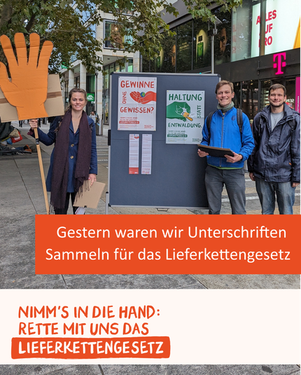 Bild von einer Unterschriftenaktion für das Lieferkettengesetz. Eine große orange Hand symbolisiert: Hände weg vom Lieferkettengesetz - unterschreibt jetzt noch unsere Petition.
