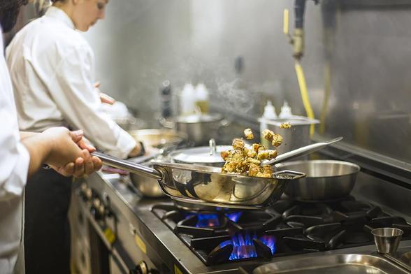 Una cocinera en un restaurante (BYakkaya)