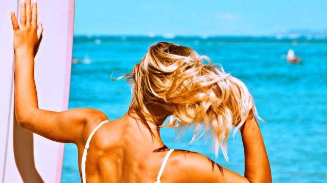 Como proteger os fios do excesso de sol: especialista dá dicas de como cuidar dos cabelos de forma sustentável e natural