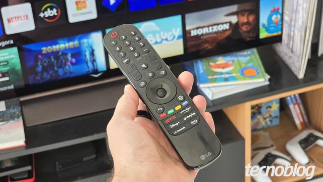 <figure class="wp-block-image size-large wp-lightbox-container"><img alt="Controle da TV LG OLED evo AI C4 4K" class="wp-image-815642" height="597" src="https://files.tecnoblog.net/wp-content/uploads/2025/03/TV-LG-C4-55-Thassius-Veloso-Tecnoblog-1-1060x597.jpg" width="1060" /><button class="lightbox-trigger" type="button">
			<svg fill="none" height="12" viewBox="0 0 12 12" width="12" xmlns="http://www.w3.org/2000/svg">
				<path d="M2 0a2 2 0 0 0-2 2v2h1.5V2a.5.5 0 0 1 .5-.5h2V0H2Zm2 10.5H2a.5.5 0 0 1-.5-.5V8H0v2a2 2 0 0 0 2 2h2v-1.5ZM8 12v-1.5h2a.5.5 0 0 0 .5-.5V8H12v2a2 2 0 0 1-2 2H8Zm2-12a2 2 0 0 1 2 2v2h-1.5V2a.5.5 0 0 0-.5-.5H8V0h2Z" fill="#fff">
			</svg>
		</button><figcaption class="wp-element-caption">Califórnia proíbe streamings de mostrar comerciais em volume mais alto (foto: Thássius Veloso/Tecnoblog)</figcaption></figure>


<details class="tb-resumo tb-callout padrao">
    Resumo
    <div class="tb-resumo-topicos tb-callout-texto"><ul>
<li>Califórnia aprovou lei que proíbe comerciais em volume mais alto em serviços de streaming, como Netflix, HBO Max e Disney+, a partir de julho de 2026;</li>
<li>Prática de aumentar o volume dos comerciais tem origem em canais de TV, mas também ocorre em plataformas de streaming;</li>
<li>Estados Unidos já tem lei para volume de comerciais, mas em relação a TVs.</li>
</ul>
</div>
</details>


<p>Plataformas de streaming como Netflix, HBO Max e Disney+ oferecem planos que exibem anúncios em troca de uma assinatura mais barata. Ma
