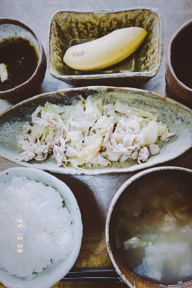 It’s stir-fried pork and cabbage with garlic sauce. It’s served on a boat shaped dish I made. Around the dish, there are some other dishes which have some foods.