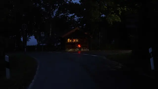 Bushaltestellenhäuschen schwach beleuchtet mit einem Fahrrad davor