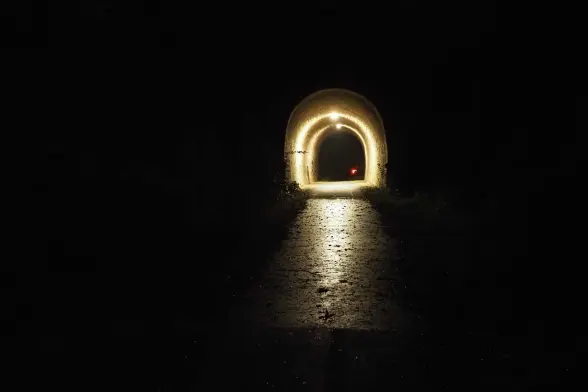 Beleuchteter Tunnel in schwarzer Umgebung