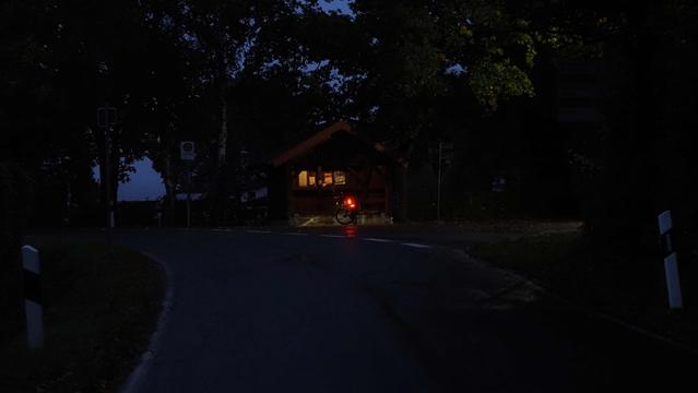 Bushaltestellenhäuschen schwach beleuchtet mit einem Fahrrad davor