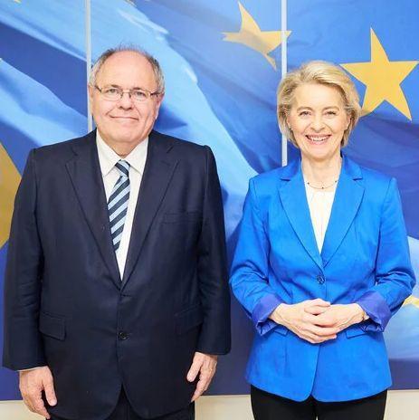 Foto van de ultra-Zionisten Dani Dayan en Ursula von der Leyen.

Lees hun extremistische "Handbook for the practical use of the IHRA Working Definition of Antisemitism".

Te downloaden van Ursula's https://op.europa.eu/en/publication-detail/-/publication/d3006107-519b-11eb-b59f-01aa75ed71a1/language-en

Alternatief vanuit Dani's https://holocaustremembrance.com/resources/eu-handbook-ihra-working-definition-antisemitism

Meer info: https://todon.nl/@ErikvanStraten/115277963165190098