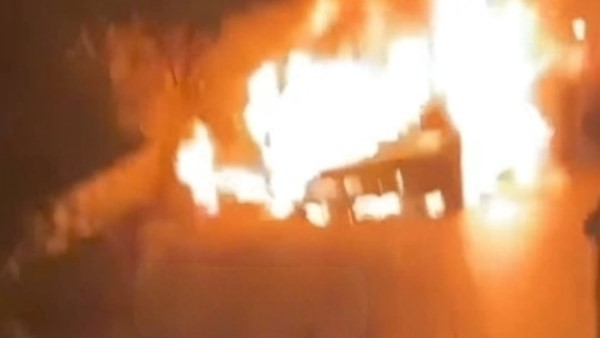 احتراق سيارة ملاكي بها مبالغ مالية ضخمة بصحراوي سوهاج .. صور