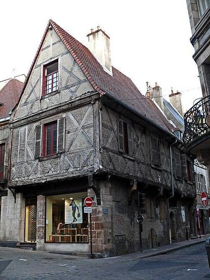 Maison de Jeanne d'Arc à #Moulins (#Allier) Maison reconstruite après les incendies de 1408-1409. L'édifice conserve sa structure de maçonnerie surmontée d'un étage en encorbellement et pignon à structure de bo...
Suite 👉 https://monumentum.fr/monument-historique/pa03000024/moulins-maison-de-jeanne-darc
#Patrimoine #MonumentHistorique
Photo CC-BY-SA 4.0 : Silex