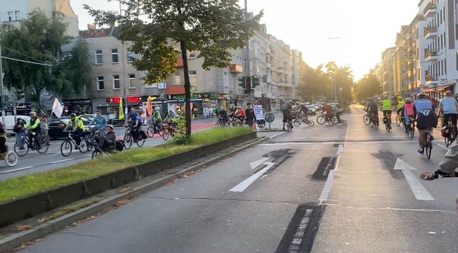 Auf der Fahrbahn der Berliner Kantstraße fährt ein Korso mit Radfahrenden in der Abendsonne: „Demo Kantstraße“ am 15.09.25. Auf der Höhe Kaiser-Friedrich-Straße ist ein Wendepunkt.