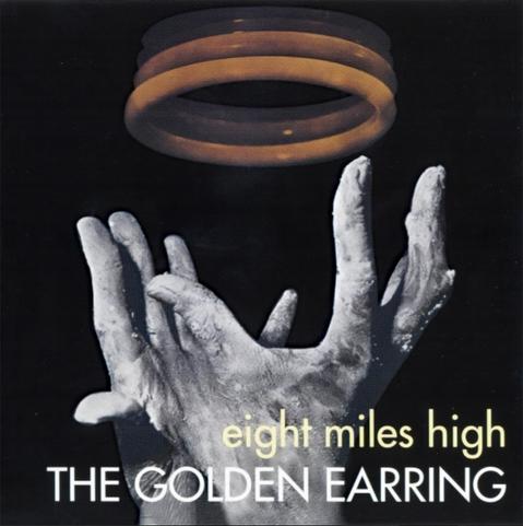 Album-Cover „Eight Miles High“ von Golden Earring (1969): Hände greifen nach schwebenden goldenen Ringen. Künstler/Designer unbekannt.
