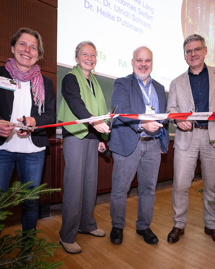 📸: Eröffnung der FowiTa 2025. Von links: Dr. Heike Puhlmann (FVA), Prof. Dr. Friederike Lang, Prof. Dr. Thomas Seifert (beide Universität Freiburg) und Prof. Dr. Ulrich Schraml (FVA). (Foto: Klaus Polkowski)
