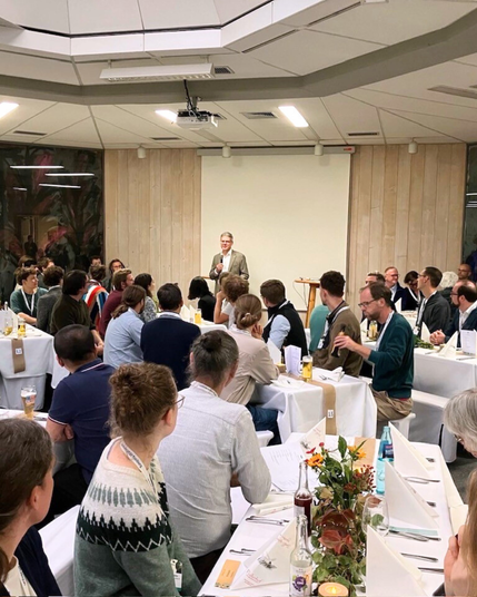📸: Wer viel referiert, netzwerkt und lernt, muss auch ordentlich Energie nachtanken. FVA-Direktor Ulrich Schraml eröffnet hier das Conference Dinner an der FVA. (Foto: FVA BW/Wetz)