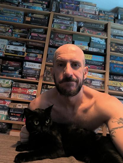 Yo con mi gata Lluna y mi estantería de juegos