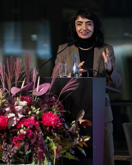 Landtagspräsidentin Muhterem Aras hält eine Rede beim Empfang für die Personalrätinnen und Personalräte auf der Bühne.