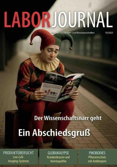 Titelblatt der neuen Laborjournal-Ausgabe 10/2025: Ein Narr sitzt auf einem Bahnsteig auf seinem Koffer und blättert mit traurigem gesichtsausdruck in einem Laborjournal-Heft. Im Bild Dachzeile und Überschrift "Der Wissenschaftsnarr geht – Ein Abschiedsgruß". Ganz unten in drei grünen Kästen nebeneinander Ankündigungen von drei weiteren Artikelthemen des abgebildeten Hefts.