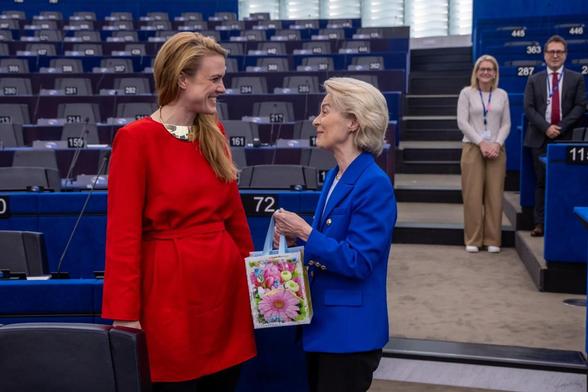 La copresidenta del Grupo de los Verdes, Terry Reintke, ofrece un regalo a la presidenta de la Comisión, Ursula von der Leyen, por su cumpleaños, el 8 de octubre de 2025, en Estrasburgo. (CHRISTOPHE PETIT TESSON / EFE / EPA)