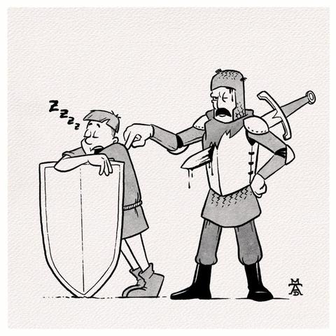 Ein mittelalterlicher Knappe steht links und ist im Stehen eingeschlafen, erkennbar an den “Zzzz” über seinem Kopf. Er lehnt sich entspannt an einen großen Schild, den er halten sollte, mit friedlichem, verschlafenem Gesichtsausdruck.
Rechts steht sein Ritter in voller Rüstung mit Helm, Brustpanzer und Beinschienen. Er hat eine Schwertverletzung erlitten und die Rüstung ist beschädigt. Sein Gesichtsausdruck zeigt Fassungslosigkeit und Verärgerung über den schlafenden Knappen, der seine Schutzpflicht vernachlässigt hat.