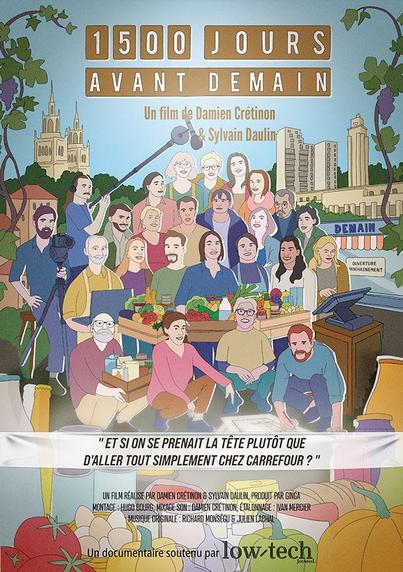 Affiche du documentaire "1500 jours avant Demain"
Elle représente un groupe de personnes (dessin stylisé en couleur tiré d'une photographie), avec un caméraman et un preneur de son sur le côté, le tout devant une skyline lyonnaise avec Fourvière d'un côté et les Gratte-ciel de l'autre.
Titre du documentaire en haut, caractères majuscule blancs sur fond marron
Sous-titre en bas, "Et si on se prenait la tête plutôt que d'aller tout simplement à Carrefour ?"
Informations sur le film : 
"Un film réalisé par Damien Crétinon et Sylvain Daulin, produit par Ginga
Montage : Hugo Bourg, mixage son : Damien Crétinon, étalonnage : Ivan Mercier
Musique originale : Richard Monségu et Julien Lachal"
Un documentaire soutenu par "Low-Tech Journal"