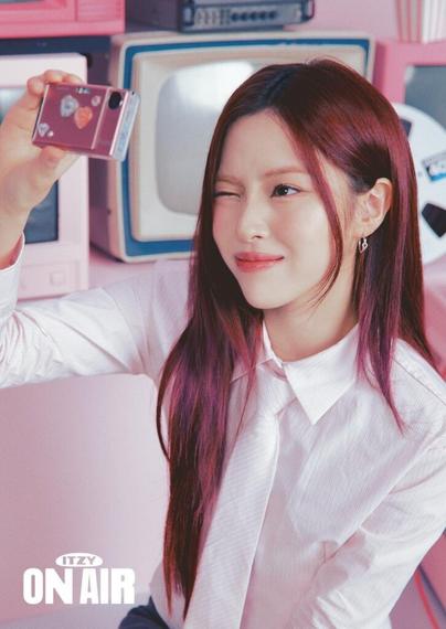 251008 ITZY Japan Twitter更新 with リュジン - 第4回ファンミーティング: ITZY MIDZY, LET'S FLY! 「ON AIR」(D-3)