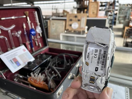 The back side of a very mangled Nokia 3410.