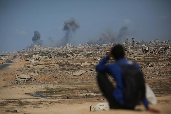 Un palestino observa los bombardeos sobre la capital de la Franja de Gaza, dos días antes del segundo aniversario de los ataques del 7-O. (Hassan Jedi/Anadolu via Getty Images)