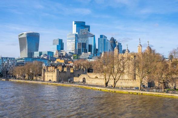 Stocks rise as gold climbs above $4,000 amid political crises in France, Japan and US