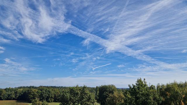 Ciel bleu au dessus de la nature