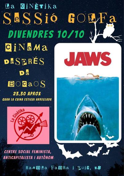 Cartell amb text de retalls de revista sobre la sessió, amb el cartell de la pel·lícula Jaws/Tiburón, on hi ha una persona nedant al mar, sense adonar-se'n que un tauró enorme està nedant cap a ella des de les profunditats. Hi ha ratpenats i un mussol al voltant del cartell. La info está al tut o al blog.