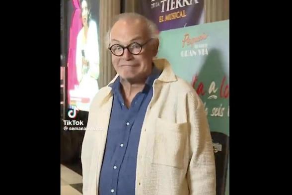 Pedro Piqueras en una alfombra roja. (@SEMANA)