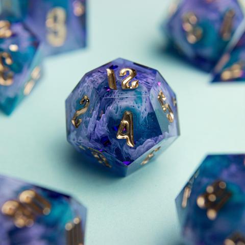 Zu sehen ist ein D12 in lila und türkisen Bloops die durch helle lila Schleier stechen.

Die Nummern sind in Gold geinked