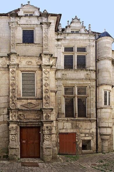 Maison dite Maison Saint-Simon à #Angoulême (#Charente) Maison construite aux environs de 1530, dont il ne subsiste que la façade, l'intérieur ayant été complètement remanié, sans doute au début du XIXe siècle....
Suite 👉 https://monumentum.fr/monument-historique/pa00104222/angouleme-maison-dite-maison-saint-simon
#Patrimoine #MonumentHistorique
Photo CC-BY-SA 4.0 : JLPC