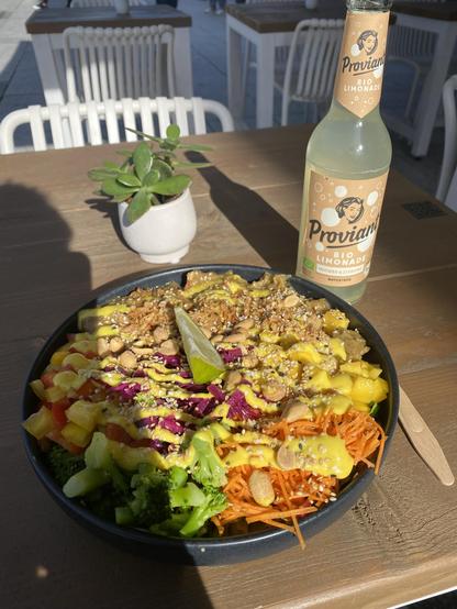 Eine leckere, vegetarische Vitamin-Bowl und eine Bio-Linomade beim Aro Finest Bowls in der Stuttgarter Sonne.