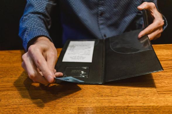 Un cliente, a punto de pagar la cuenta de un restaurante. (GETTY)