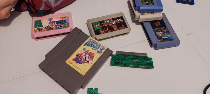 Cartucho de NES y de Famiclon en una mesa. Son muy lindos.