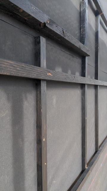 Litelage sur un mur de maison