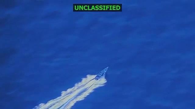 Captura de pantalla de la cuenta oficial de la red social X del secretario de Defensa de Estados Unidos, Pete Hegseth, que muestra el momento previo al cuarto ataque a una lancha cerca de Venezuela.