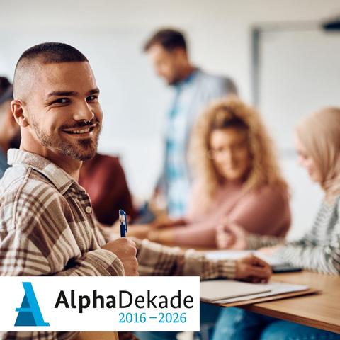 Eine Lernendengruppe und das Logo der AlphaDekade.