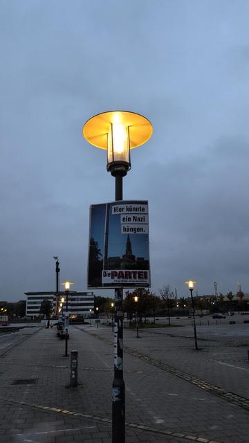 Laterne mit Die Partei Wahlplakat
Text "Hier könnte ein Nazi hängen"