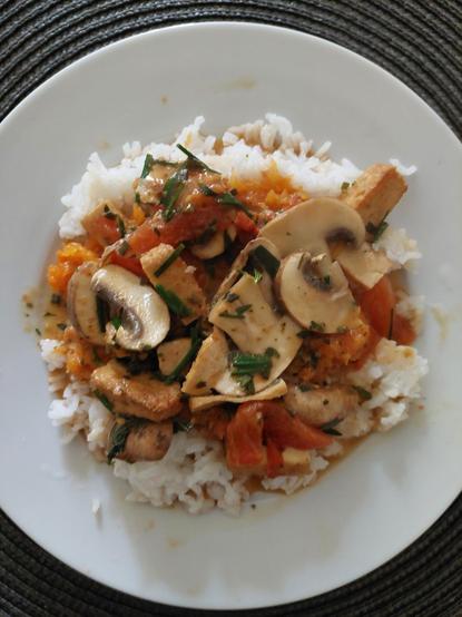 Assiette repas
Riz Thai. Citrouille cuisson vapeur. Poêlée de tofu, tomate, champignons de Paris,  trait de sauce shoyu, vinaigre de cidre, estragon, ciboulettes basilic cannelle