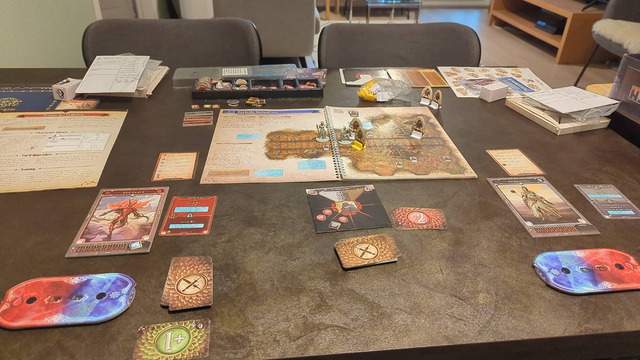 Gloomhaven-lautapeli leviteltynä pöydälle.