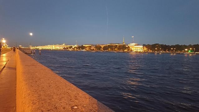 Вид на Большую Неву в сторону Дворцового моста. В левом углу кадра полная луна.