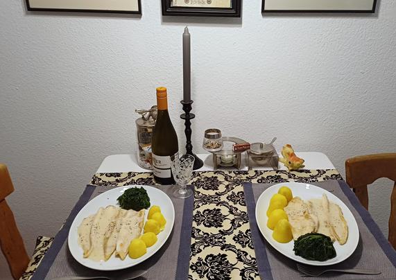 Der Tisch ist gedeckt & das Essen serviert.