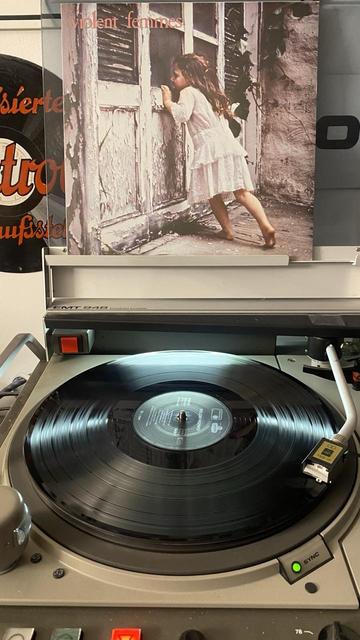 Vinyl Schallplatte „Violent Femmes-Violent Femmes“ auf einem Plattenspieler.