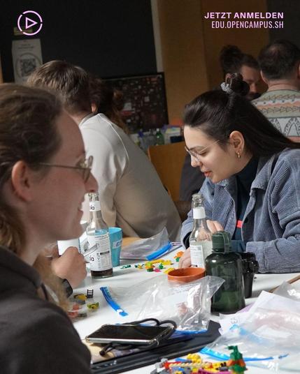 Junge Menschen spielen Lego