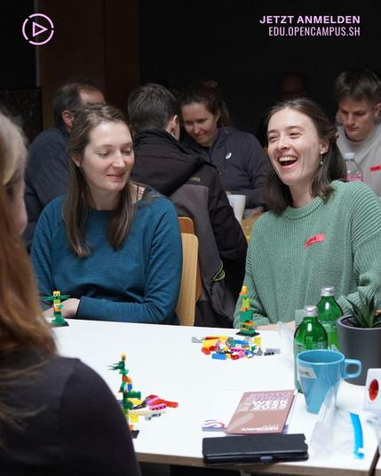 Junge Menschen spielen Lego