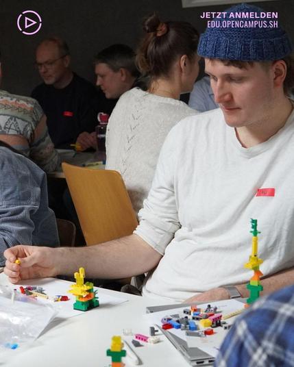 Junge Menschen spielen Lego