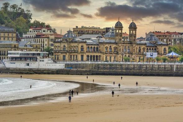 La playa de La Concha y el Ayuntamiento de San Sebastián. (Getty Images)