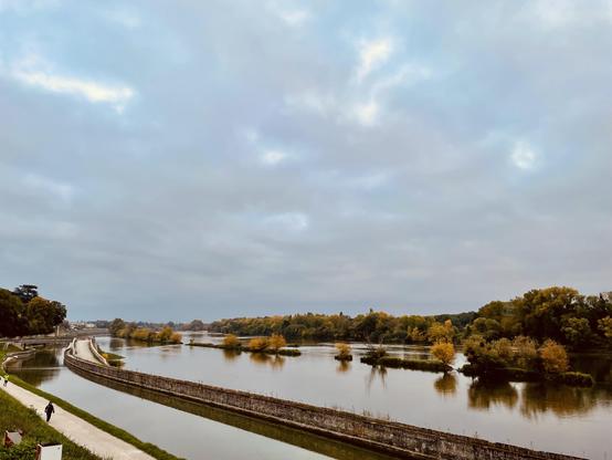 La Loire et le canal d’Orléans vus depuis les hauteurs. On voit les arbres qui jaunissent sur les îles .
