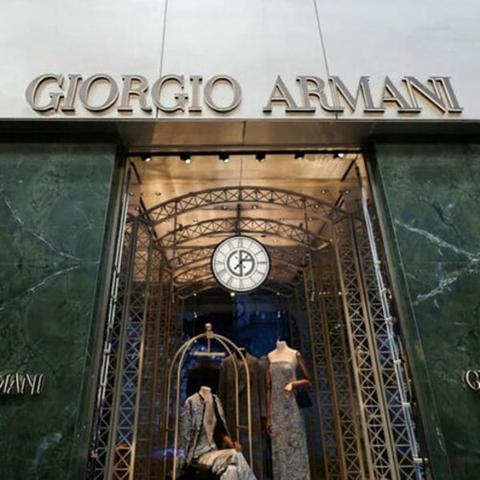 アルマーニの売却が行われても、イタリア政府は「ゴールデン・パワー」を行使できないと産業相 - FashionNetwork 日本