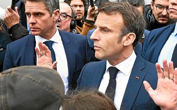 Emmanuel Macron face à la foule feignant l'innocence
Sources : Frederick FLORIN/AFP