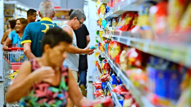 Região Nordeste lidera redução no preço da cesta básica com São Luís apresentando queda de 3%: Aracaju é a capital com menor preço da região (R$ 558,16), e Fortaleza tem o maior preço (R$ 723,06); em média, o nordestino pagou R$ 643 na cesta básica em agosto